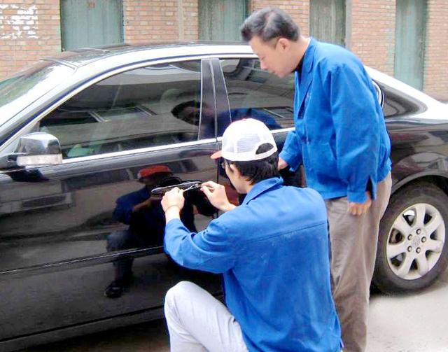 武夷花园汽车钥匙丢在车里面怎么办?